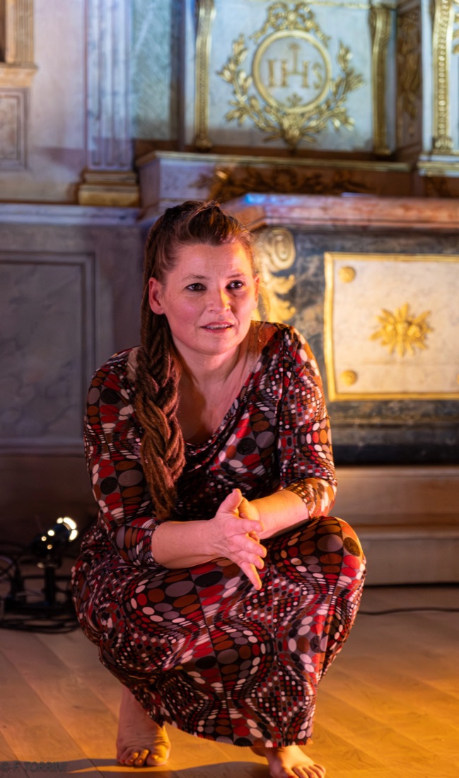 Danseuse en représentation dans une chapelle